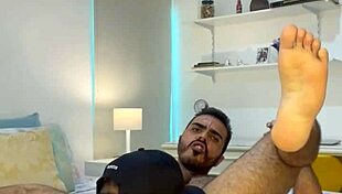 tulio hernandez and marcelo debian share a friendly pov moment with amateurs