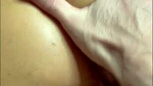 Aquele sexo real com creampie e peitos pequenos