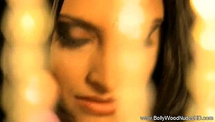 Exotická brunetka MILF zvádza zmyselným glamour a intenzívnou žiadostivou vášňou