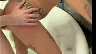 Aquele sexo real com creampie e peitos pequenos