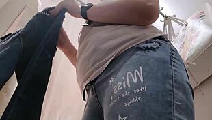 네 야한 이탈리아 밀프 공공 상점에서 엉덩이 플러그 넣고 청바지 입어봐 😜