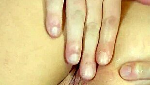 Szczupła nastolatka 18+ kusi wielkimi naturalnymi cyckami na ostre pieprzenie urodzinowe