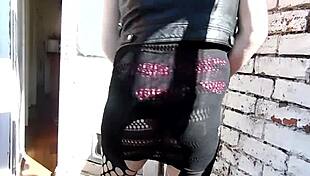 UK Hanım Lucy Diamond bahçede yaramaz twerk yapıyor kalın kalçasıyla