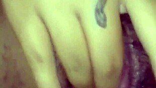 hot babe masturbates in siririca style