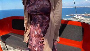 Öffentliches Muschi-Blitzen wird zu wildem Auto-Sex mit heißer Teen 18+