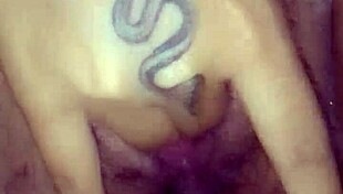 hot babe masturbates in siririca style