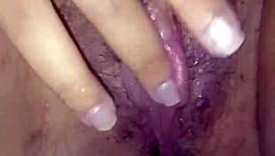 hot babe masturbates in siririca style