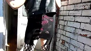 Uk Mistress Lucy Diamond Twerks Naughty in Garden with Phat Ass