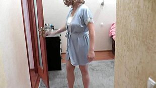 Vad gör frun när maken är borta? Sexig milf Frinas förrädiska dag naken hemma