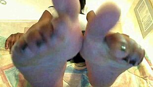 Ebony girl jerks off to toe game