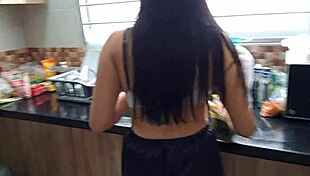 seduzco a mi hermanastra en la cocina para un rico oral