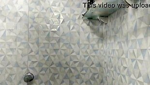 sexo com maduro desconhecido no banheiro da academia 😏