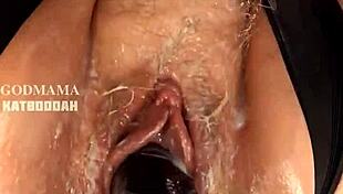 Enormes POV behaarte Muschi gleitet auf großem weißen Schwanz