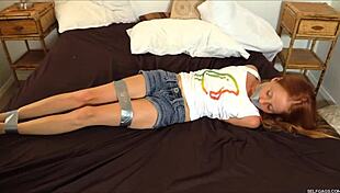 Petite rousse 18+ Alyssa Hart dans un gag de scotch pour fétichisme