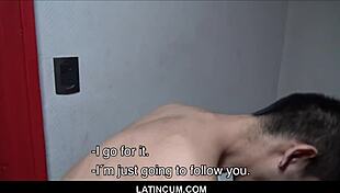 Ho sbagliato e ho lasciato che questo twink magro si facesse scopare nella doccia della palestra da due tipi per qualche soldo, amico