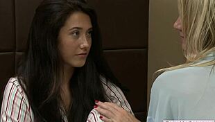 Hé, látni akarod ezt a nagy cicis MILF-et, ahogy nyalja a mostohalánya ázsiai legjobb barátnőjét?