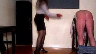 Lärmende Gruppe dreht durch mit Peitschen und Schlägen.