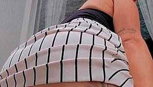 safada cleaning window and showing off to neighbor