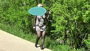 Эй, хочешь посмотреть, как я гуляю и флешу свою сексуальную блондинистую киску на улицах?