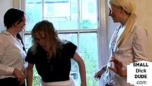 Доминаси мастурбират микропенис на търговец в перверзен трио с британски мадами в фемдом сцена