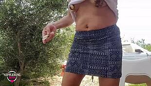 Уау, любител на зърната на гърдите кинка майка флаш екстремни пробити зърна и окована пичка на открито!