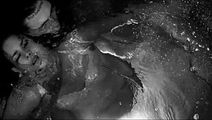 OMG το βίντεο της Lana Del Rey με μπλε τζιν είναι καυτό