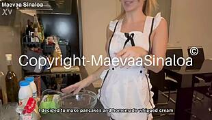 Ma femme baise sans capote dans la cuisine elle reçoit une facial et avale tout