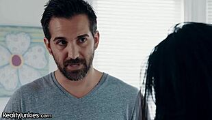 제이드 쿠시가 친구가 브라 냄새 맡는 걸 잡았어, 야생 현실 트위스트