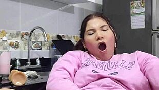 สาวนอร์ดี้ขี่ควยในเน็ตปลาและแว่นตา