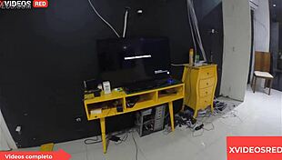 Empregada transando com marido da patroa em publico.