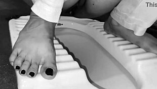 ليدي قديمة تبول وتخرط في المرحاض من ديسي سليم غيرل