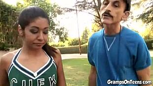 כוס של צ'ירלידר מוכה חזק על ידי זין זקן