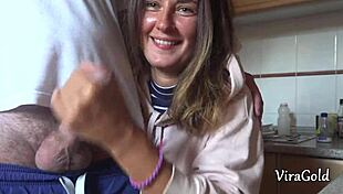 Quick homemade handjob from sexy Camilla Moon 😏