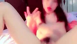 中国人キャムガールがワイルドウェブカムショーでディルドでハード噴射