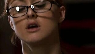 Aj applegate terjun dalam adegan hardcore submisif liar.