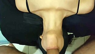 मेरी गर्लफ्रेंड की बेस्ट फ्रेंड मेरे बड़े लंड को निगलती है! उसके टिट्स पर कम!