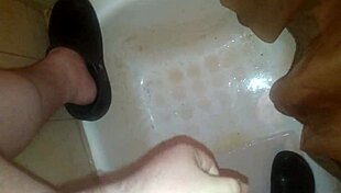 Watch this guy jerking off and jizzing while peeing?