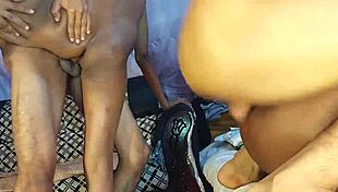 Групов интеррасови секс с четирима рокс! Черни и бели тийнейджъри в домашно грубо чукане видео 😜