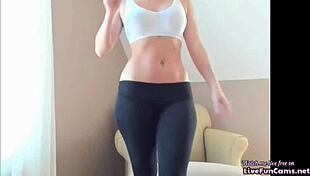 Big bubble butt bounces enticingly during webcam performance