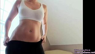 Big bubble butt bounces enticingly during webcam performance