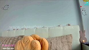 Teen masturbates to orgasm on cam