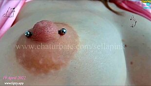 Teen masturbates to orgasm on cam