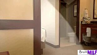 Stor-tittet stedmor siger, jeg må kneppes så slemt, jeg er liderlig!