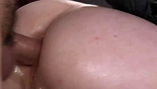 Propriétaire baise anal la brunette ado 18+ attachée dans une scène BDSM de groupe