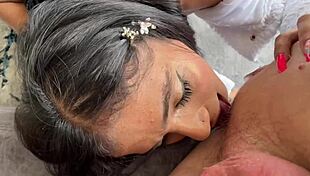 EZ A SOVÁNY LATINA TINÉDZSER 18+ NYALJA ÉS LOVAGOL EGY ÖREGEMBEREN FORRÓ POV AKCIÓBAN. LEÁLLÍTHATATLAN