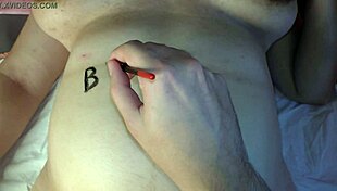 Hei, lihat remaja hamil 18+ ini dengan tetek besar! Dia ditutup tulisan badan liar, Milky Mari!