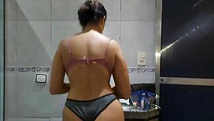 Chamei amiga do trabalho pra conhecer minha casa acabamoss molhadas e tranzando na banheira