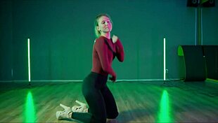 Dariana fit performs a seductive strip dance solo on stage