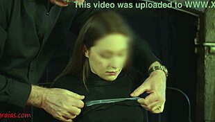 Winzige 18+ Babe schreit bei brutalem Sohlen-Canings