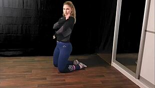 Dariana fit performs a seductive strip dance solo on stage